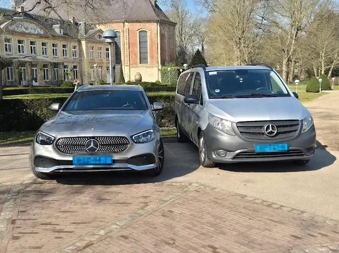 Taxi Maiki Mercedes personenauto en Mercedes Vito personenbus samen geparkeerd bij een landgoed