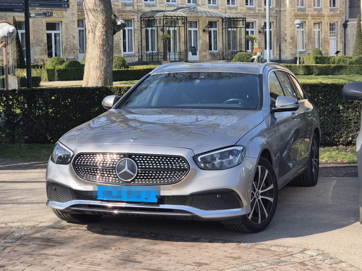 Taxi Maiki Mercedes sedan geparkeerd voor een statig landgoed